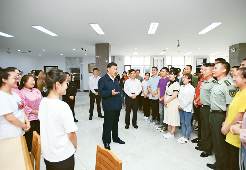 2019年7月15日至16日,中共中央总书记、国家主席、中央军委主席习近平在内蒙古考察并指导开展“不忘初心、牢记使命”主题教育。这是16日上午,习近平在内蒙古大学图书馆同员工们亲切交谈,勉励他们志存高远、脚踏实地、发奋图强。 新华社记者 谢环驰/摄