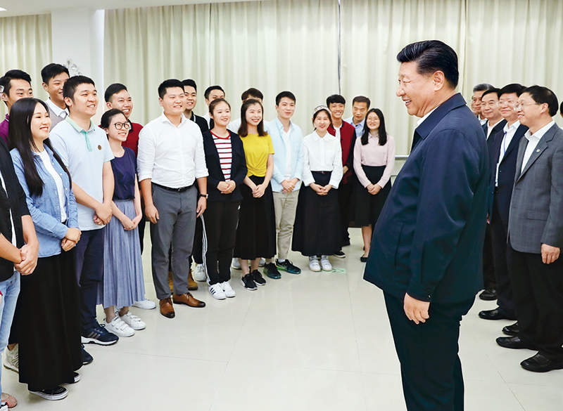 2018年10月22日至25日,中共中央总书记、国家主席、中央军委主席习近平在广东考察。这是10月24日下午,习近平在广州考察暨南大学时同部分港澳台同胞和海外侨胞员工交流。 新华社记者 鞠鹏/摄